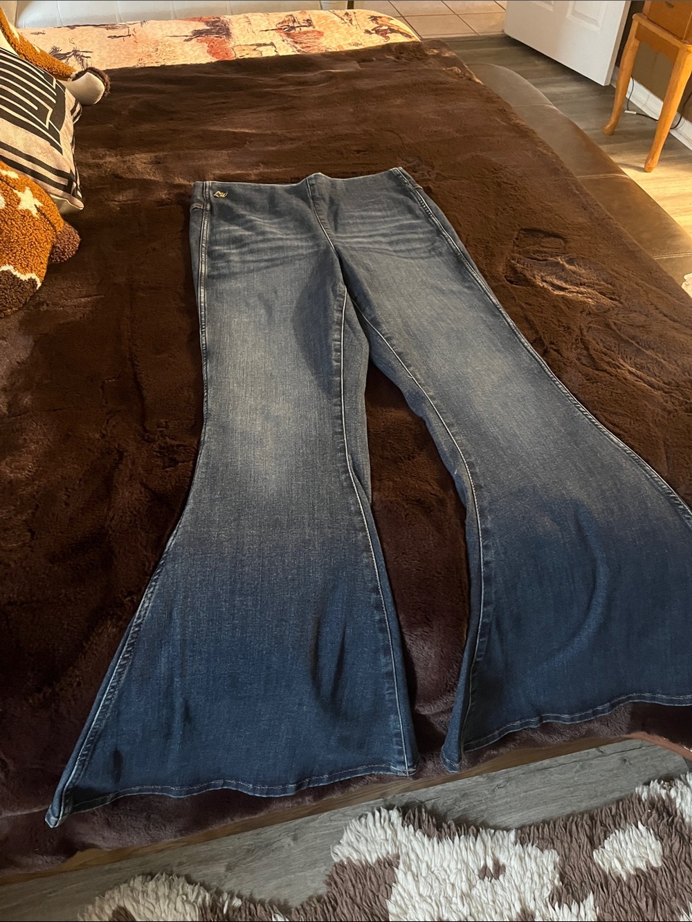 Wrangler X Lainey Wilson pull on flare jeans - Picture 10 of 14